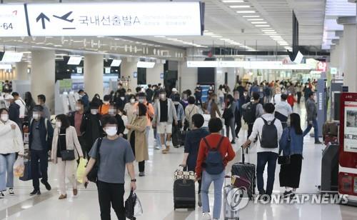 사회적 거리 두기 완화 첫 주말…관광지·도심 나들이객 북적