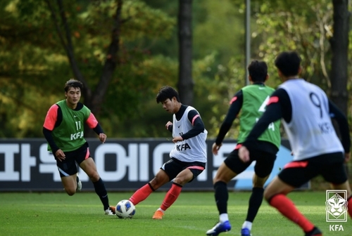 U-21 김학범호, U-19 축구대표팀에 4-1 완승…'두 수 지도'