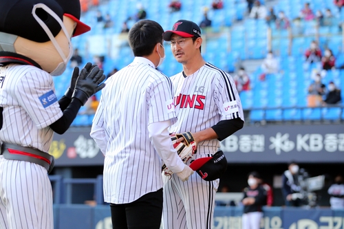 은퇴 앞둔 LG 박용택, 감동 시포…신인 강효종 시구 직접 받아