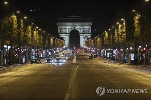 적막이 흐르는 프랑스 파리의 밤…야간통금 첫날 시위도 열려