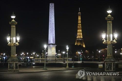 적막이 흐르는 프랑스 파리의 밤…야간통금 첫날 시위도 열려