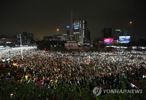 국왕 바뀐뒤 도전받는 태국 군주제…세대간 갈등도 '폭발'