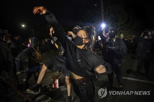 시위 많은 미국 경찰 시간외근무 늘며 고액 연봉 속출 | 한국경제 시위 많은 미국 경찰 시간외근무 늘며 고액 연봉 속출 | 한국경제