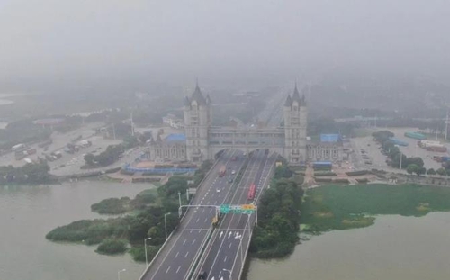 '디즈니랜드보다 화려하다니' 중국 초호화 고속도로 휴게소