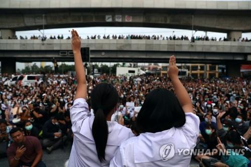 태국 반정부 시위 여학생 '교복 부대' 눈길…"숙제도 거리에서"