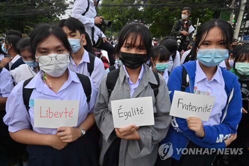 태국 반정부 시위 여학생 '교복 부대' 눈길…"숙제도 거리에서"