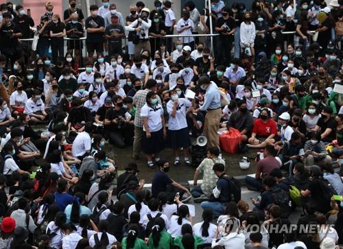 태국 반정부 시위 여학생 '교복 부대' 눈길…"숙제도 거리에서"