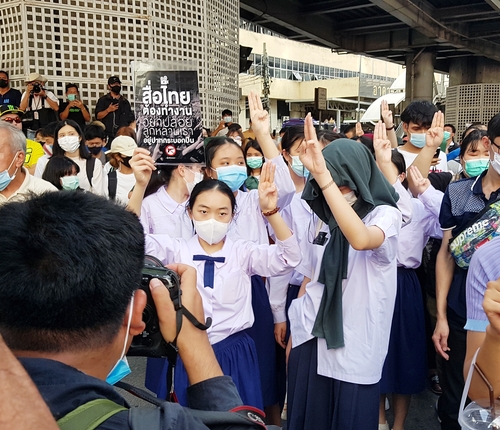 태국 반정부 시위 여학생 '교복 부대' 눈길…"숙제도 거리에서"