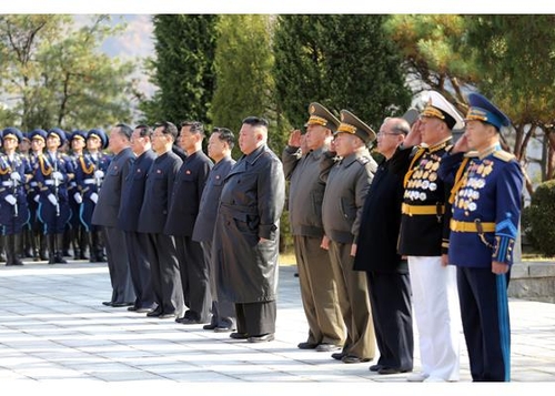 김정은, 중국인민지원군 열사능 참배…"희생정신 잊지 않을 것"(종합)