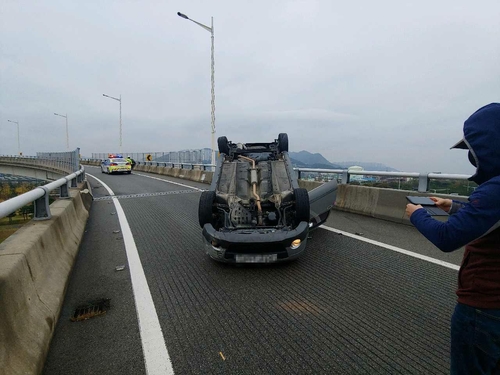 부산 을숙도대로 램프에서 빗길에 경차 '꽈당'