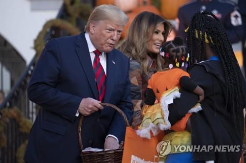 코로나도 못말린 백악관 핼러윈 축제…"마스크착용·거리두기"