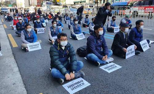 "과로사 이어지는데 택배업체들 반성도 대책도 없어"