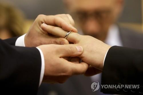 "교황 '동성 결합 지지' 발언, 짜깁기 편집으로 왜곡돼"