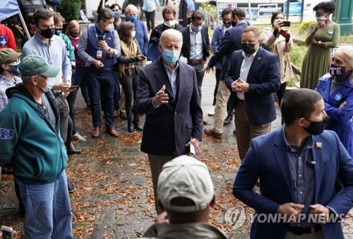 트럼프, 백악관서 배럿 인준 축하 행사…코로나19 확산 우려