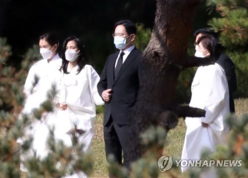 이건희 회장, 반도체로 '마지막 출근'후 수원 선영서 영면