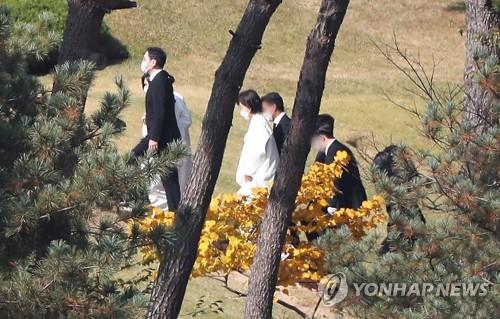 이건희 회장, 반도체로 '마지막 출근'후 수원 선영서 영면