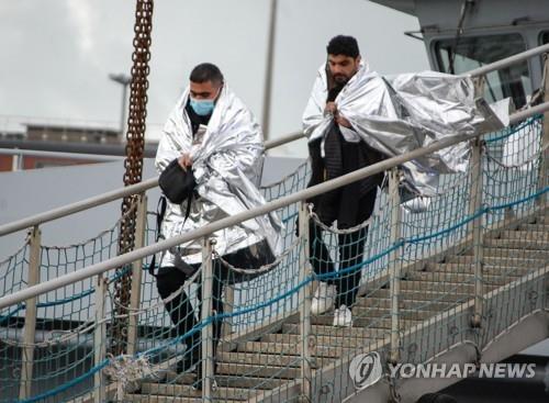 영불해협 건너던 이민자 보트 전복…5세·8세 아이들 숨져