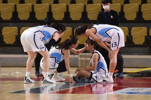 여자농구 신한은행, 8년 만에 2R 단독 선두…'이게 언니 농구다'