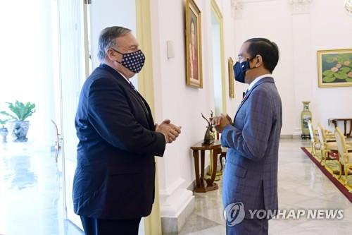 인도네시아 방문 폼페이오 "남중국해 중국 주장은 불법"