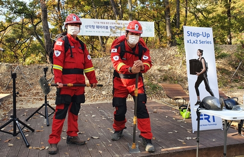 이번 가을부터 산불 진화현장에 입는 로봇·지능형 안전모 투입