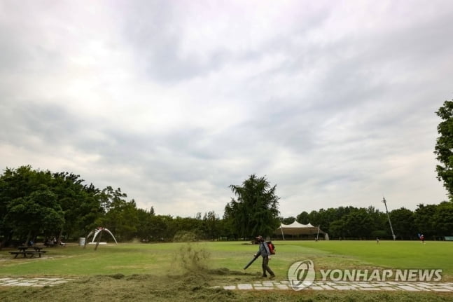 [주말날씨] 추석 귀경길, 흐리고 곳곳에 소나기…내일 일교차 커