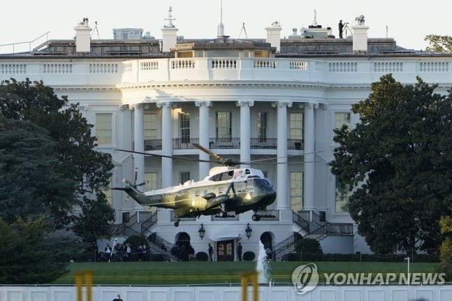 [속보] 코로나19 확진 트럼프 포착…마스크 쓰고 `엄지 척`