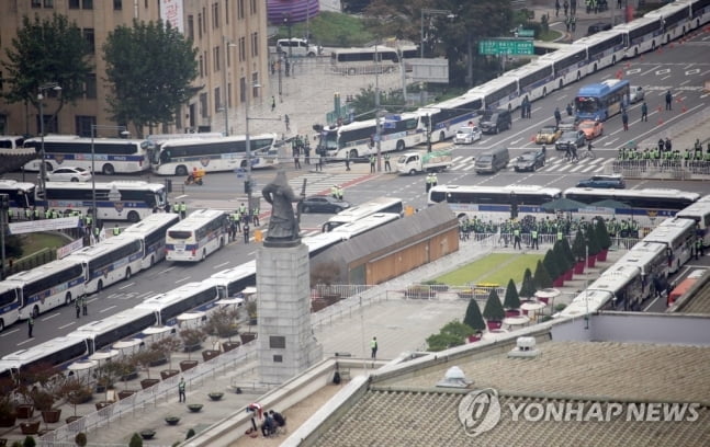 개천절 서울 곳곳서 차량 시위…차벽에 둘러싸인 광화문광장