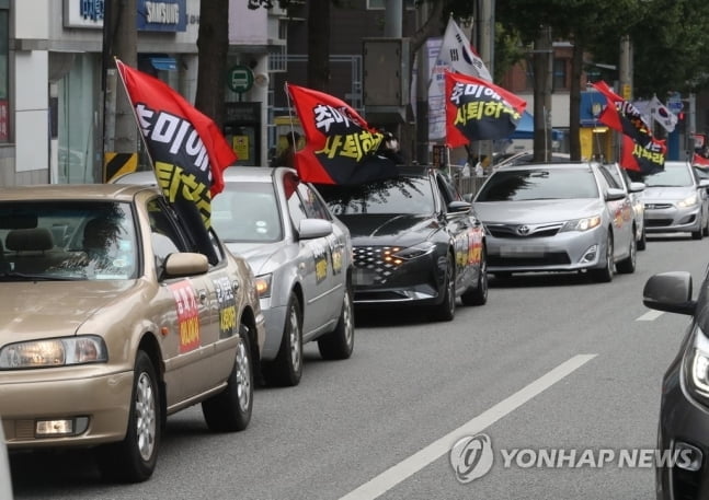 개천절 서울 곳곳서 차량 시위…차벽에 둘러싸인 광화문광장