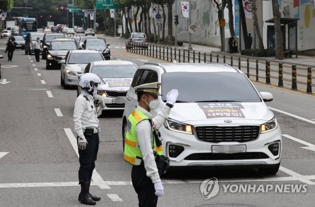 개천절 서울 곳곳서 차량 시위…차벽에 둘러싸인 광화문광장