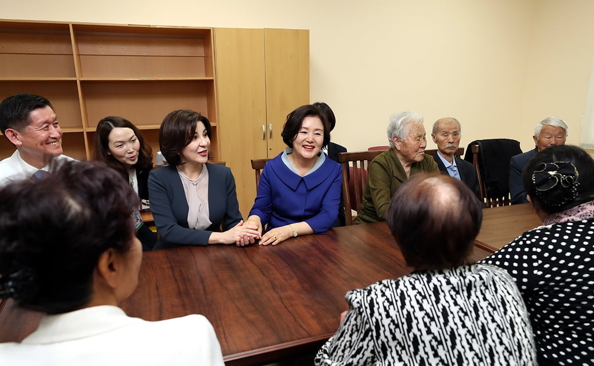 김정숙 여사는 2019년 4월 19일 우즈벡 아리랑 요양원을 방문했다. (청와대 제공)