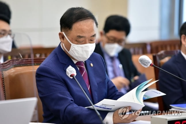 [2020 국감] 집값대란 질타…홍남기 "조세대응 미흡 반성"