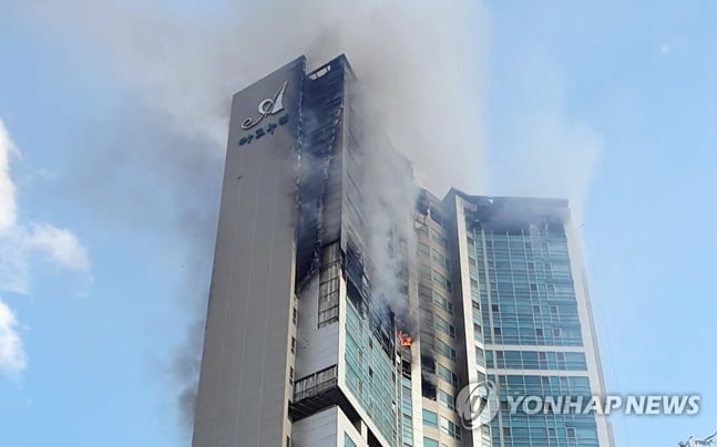 울산 아파트 화재 13시간 반만에 초진 "잔불 정리 중"