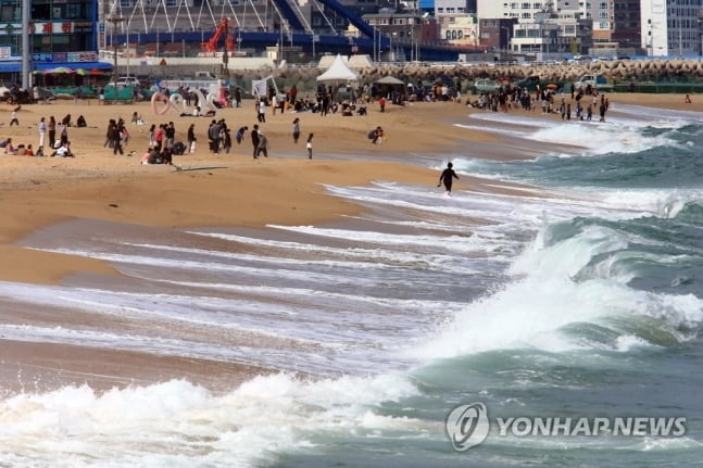 `오래 참았다`…연휴 마지막 날, 주요 관광지 북적