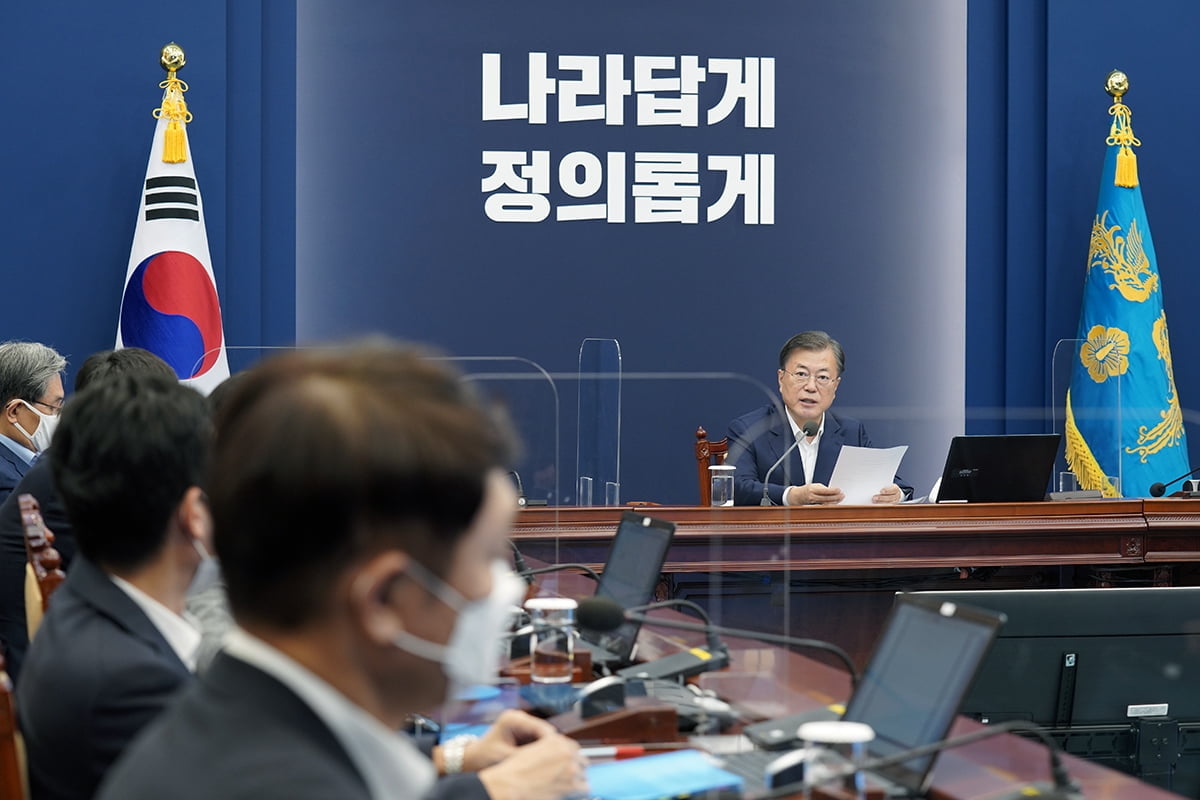 문 대통령이 12일 수석보좌관회의에서 모두발언을 하고 있다(청와대 제공)