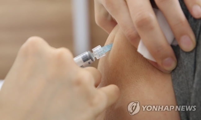 독감 접종재개 첫날 긴 줄…"백신이 없다" 곳곳서 헛걸음