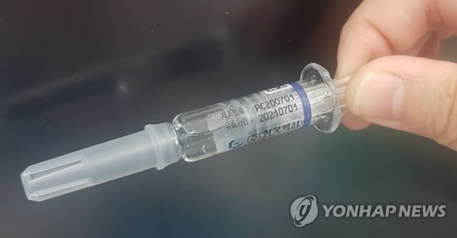 `백색입자` 독감백신 6,500명 맞았다…"안전엔 문제없어"