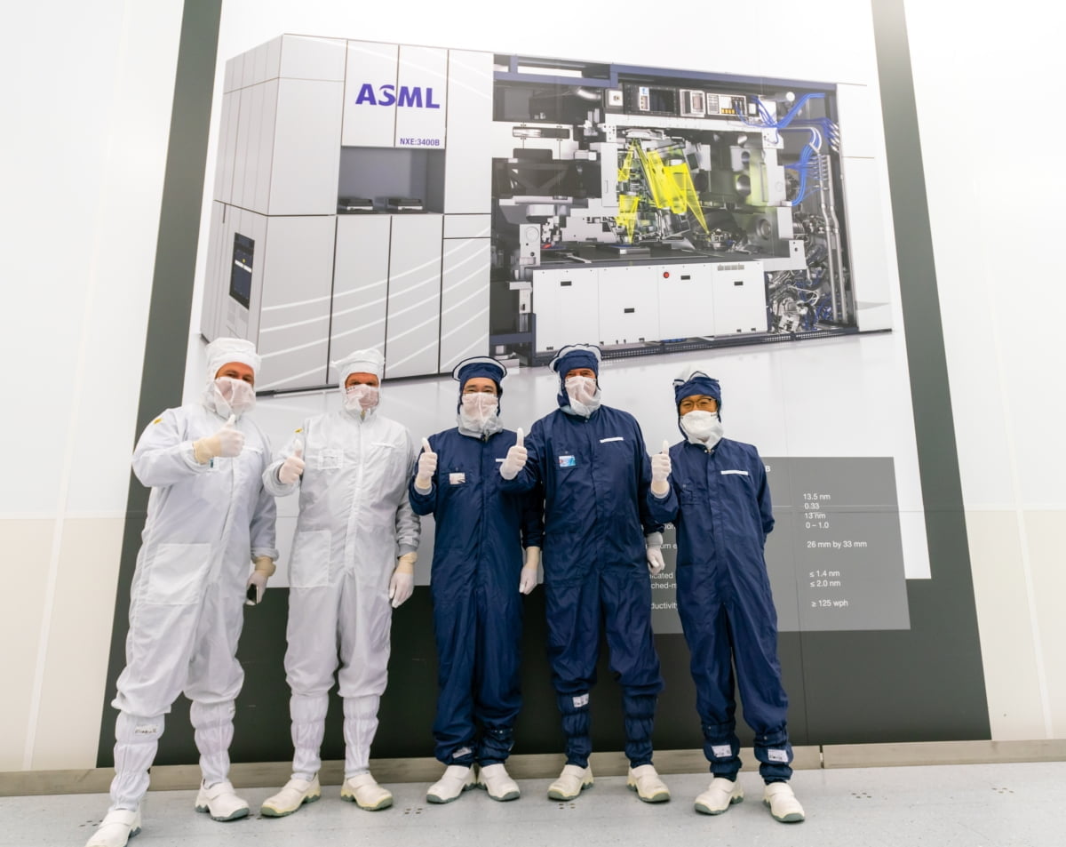 왼쪽부터 ASML 관계자, 마틴 반 덴 브링크(Martin van den Brink) ASML CTO, 이재용 삼성전자 부회장, 피터 버닝크(Peter Wennink) ASML CEO, 김기남 삼성전자 DS부문장 부회장