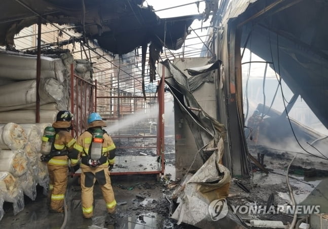 인천 남동공단 화재 큰 불길 잡아…소방관 1명 부상