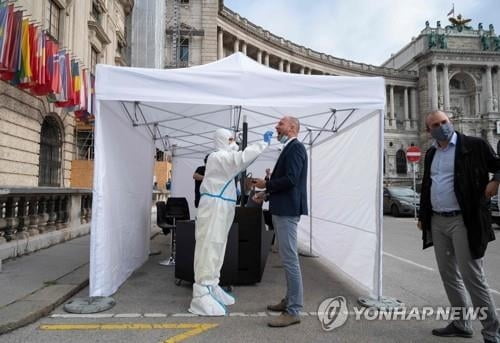 연일 신규 확진 최대치 경신하는 중유럽…`비상사태` 선포 잇따라