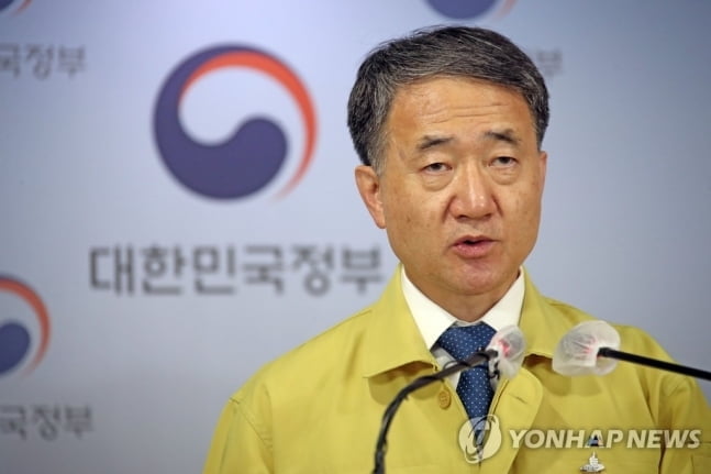 박능후 “취약시설 집단감염 계속 이어져”…언제든 재확산