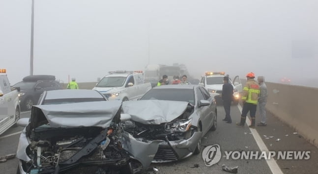 짙은 안개에 서해안고속도로 15중 추돌 사고…17명 부상