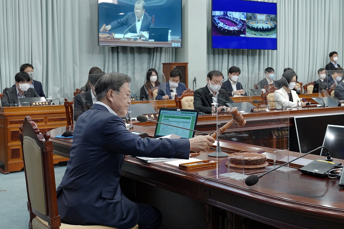 문 대통령이 20일 청와대에서 국무회의를 주재하고 있다(청와대 제공)