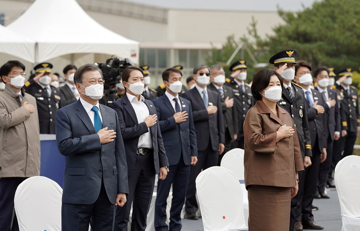 문 대통령이 김정숙 여사와 21일 충남 아산 경찰인재개발원에서 열린 `제75주년 경찰의 날` 기념식에 참석했다. (청와대 제공)