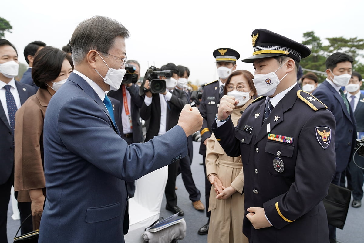 문 대통령은 21일 충남 아산 경찰인재개발원에서 열린 `제75주년 경찰의 날` 기념식에 참석했다. (청와대 제공)