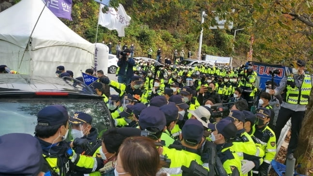 성주 사드기지 진밭교서 경찰 해산 시작…주민과 충돌우려