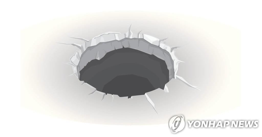 서울 성수동서 2.5m 싱크홀…"도로 통제 중"