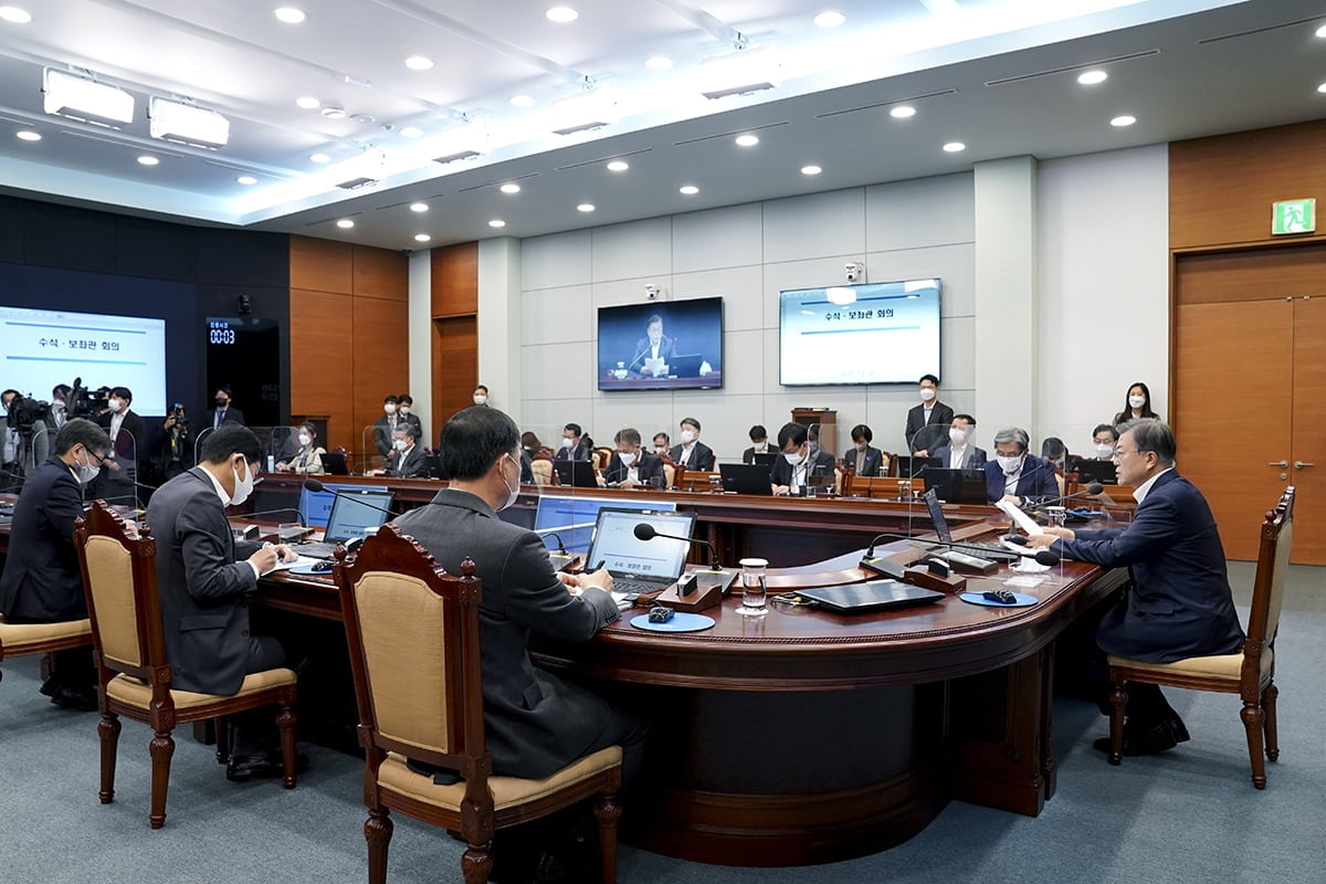 문 대통령이 26일 청와대에서 수석보좌관회의를 주재했다. (청와대 제공)