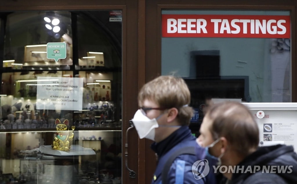 프랑스, 야간통금에도 하루 5만명 확진…체코, 경제 멈춰