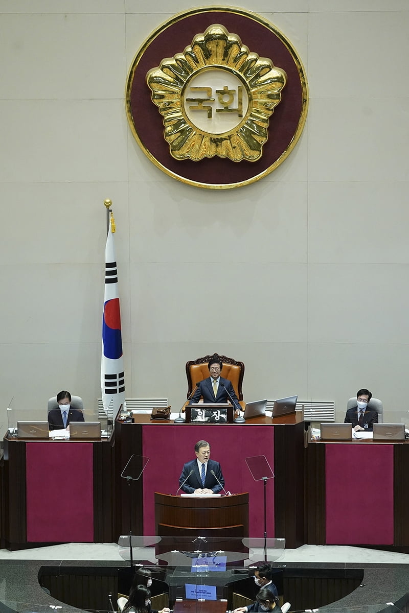 문 대통령이 28일 2021년도 예산안 국회 시정연설을 했다. (청와대 제공)