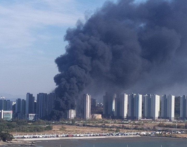 인천 폐기물처리장 화재…3시간만에 큰 불길 잡혀